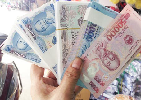 Doi tien le kiem phan chenh lech trong ngay Tet co bi xu phat?