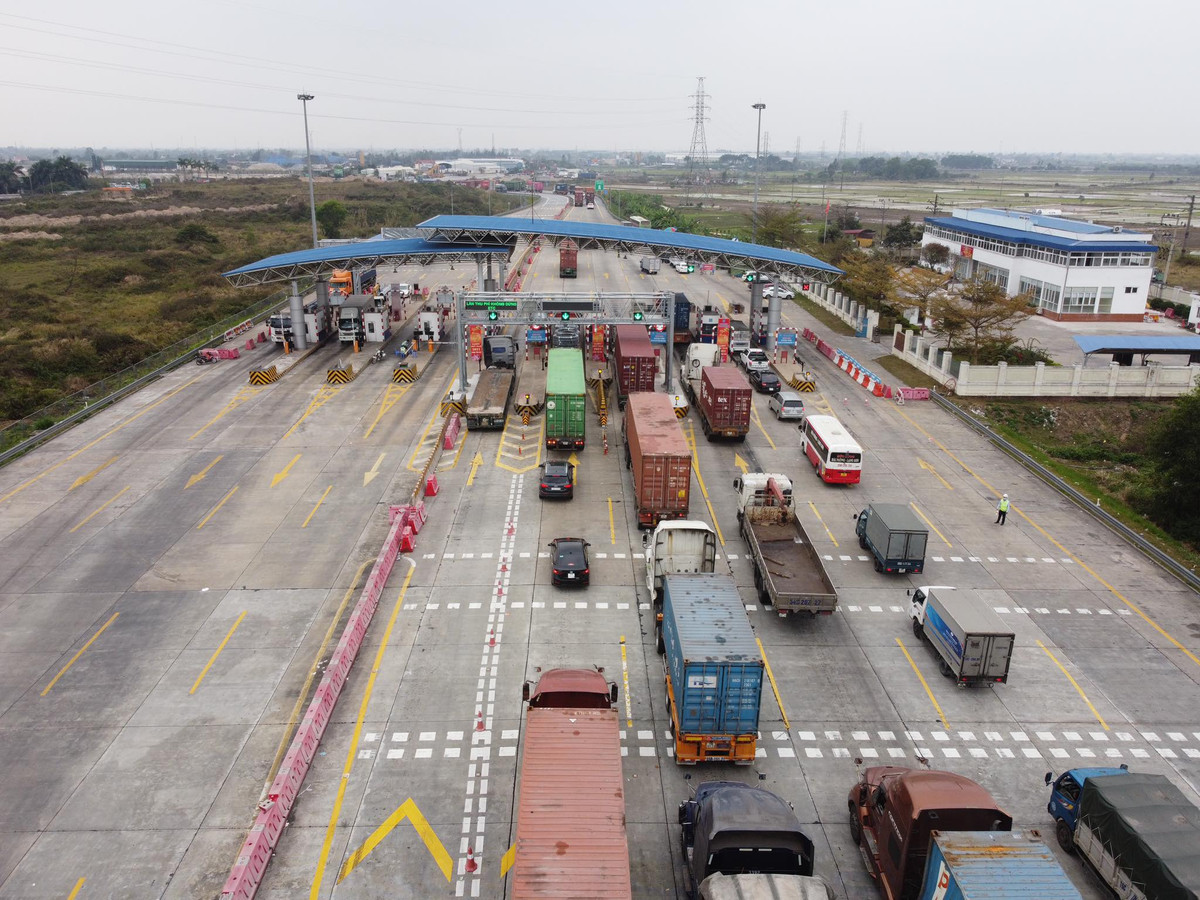 Sáng 24/2, tình trạng quá tải xảy ra tại nút giao cao tốc Hà Nội - Hải Phòng với QL10, tại địa phận huyện An Lão, TP Hải Phòng vẫn diễn ra.