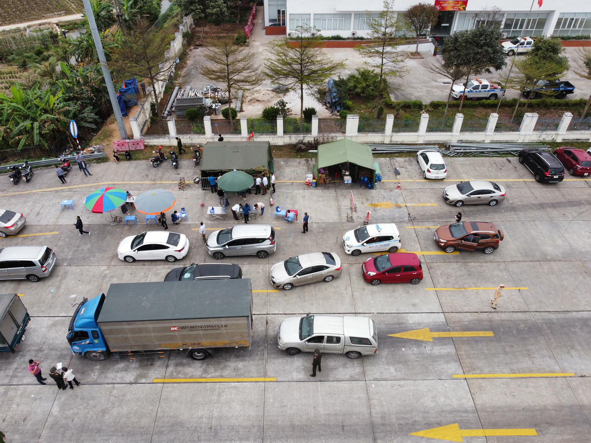 Còn đại diện tổ kiểm soát COVID-19 của TP Hải Phòng tại đây thông tin, đối với tài xế và phương tiện từ Hải Dương về lực lượng chức năng kiểm soát chặt chẽ. Nếu đủ điều kiện phòng chống COVID-19, tài xế được phép lưu thông vào thành phố. 