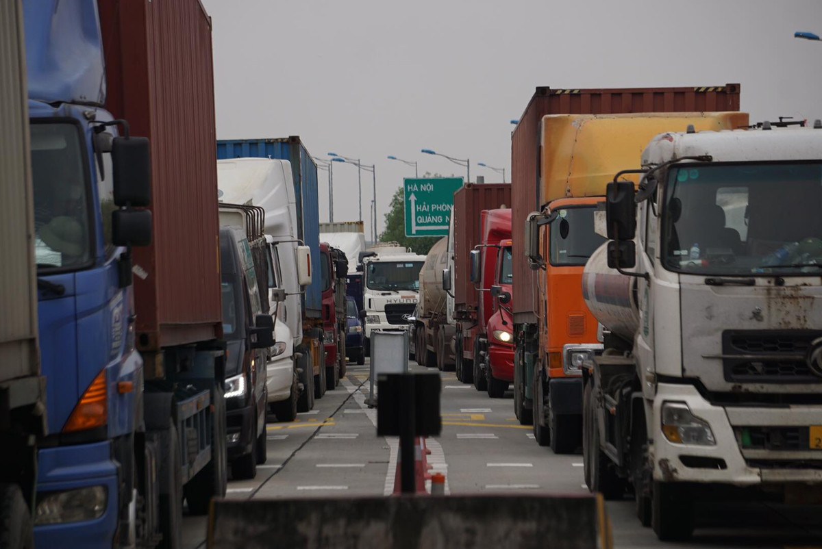 Các doanh nghiệp, chủ phương tiện và các lái xe, phụ xe chịu trách nhiệm về tính chính xác, hợp pháp các thông tin, giấy tờ khi xuất trình với cơ quan chức năng. Riêng trong ngày 23/2, tổ công tác đã từ chối hàng chục phương tiện vì không đủ điều kiện lưu thông. 