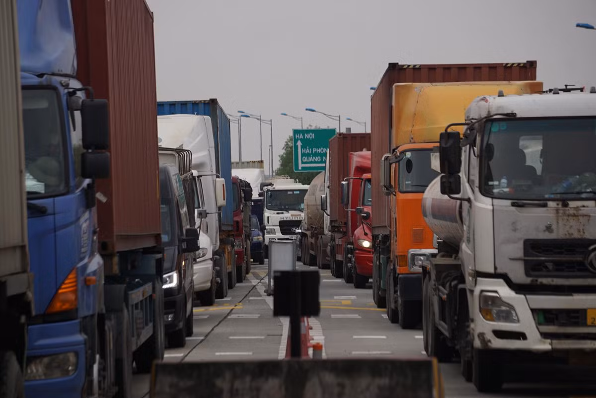 Các doanh nghiệp, chủ phương tiện và các lái xe, phụ xe chịu trách nhiệm về tính chính xác, hợp pháp các thông tin, giấy tờ khi xuất trình với cơ quan chức năng. Riêng trong ngày 23/2, tổ công tác đã từ chối hàng chục phương tiện vì không đủ điều kiện lưu thông. 