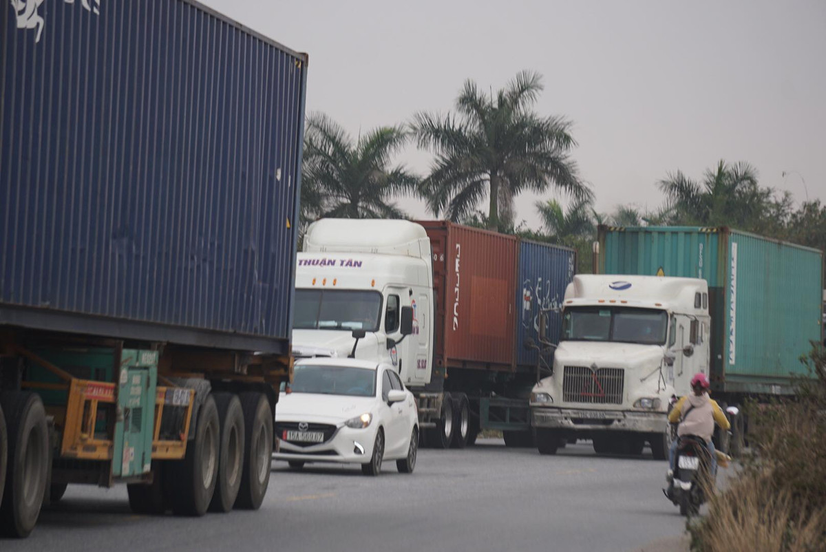 Phương tiện từ Hải Dương hoặc vùng có dịch phải có hợp đồng, đơn hàng cụ thể (nơi sản xuất, nơi giao hàng, nơi nhận) và có các biện pháp chống dịch cụ thể. Tài xế và phụ xe phải có kết quả xét nghiệm âm tính SARS-CoV-2 bằng phương pháp PCR tại các đơn vị của Bộ Y tế cho phép trong thời gian 3 ngày gần nhất mới được qua chốt.