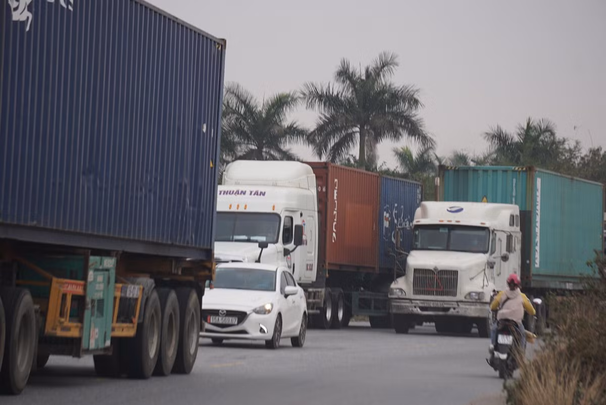 Phương tiện từ Hải Dương hoặc vùng có dịch phải có hợp đồng, đơn hàng cụ thể (nơi sản xuất, nơi giao hàng, nơi nhận) và có các biện pháp chống dịch cụ thể. Tài xế và phụ xe phải có kết quả xét nghiệm âm tính SARS-CoV-2 bằng phương pháp PCR tại các đơn vị của Bộ Y tế cho phép trong thời gian 3 ngày gần nhất mới được qua chốt.