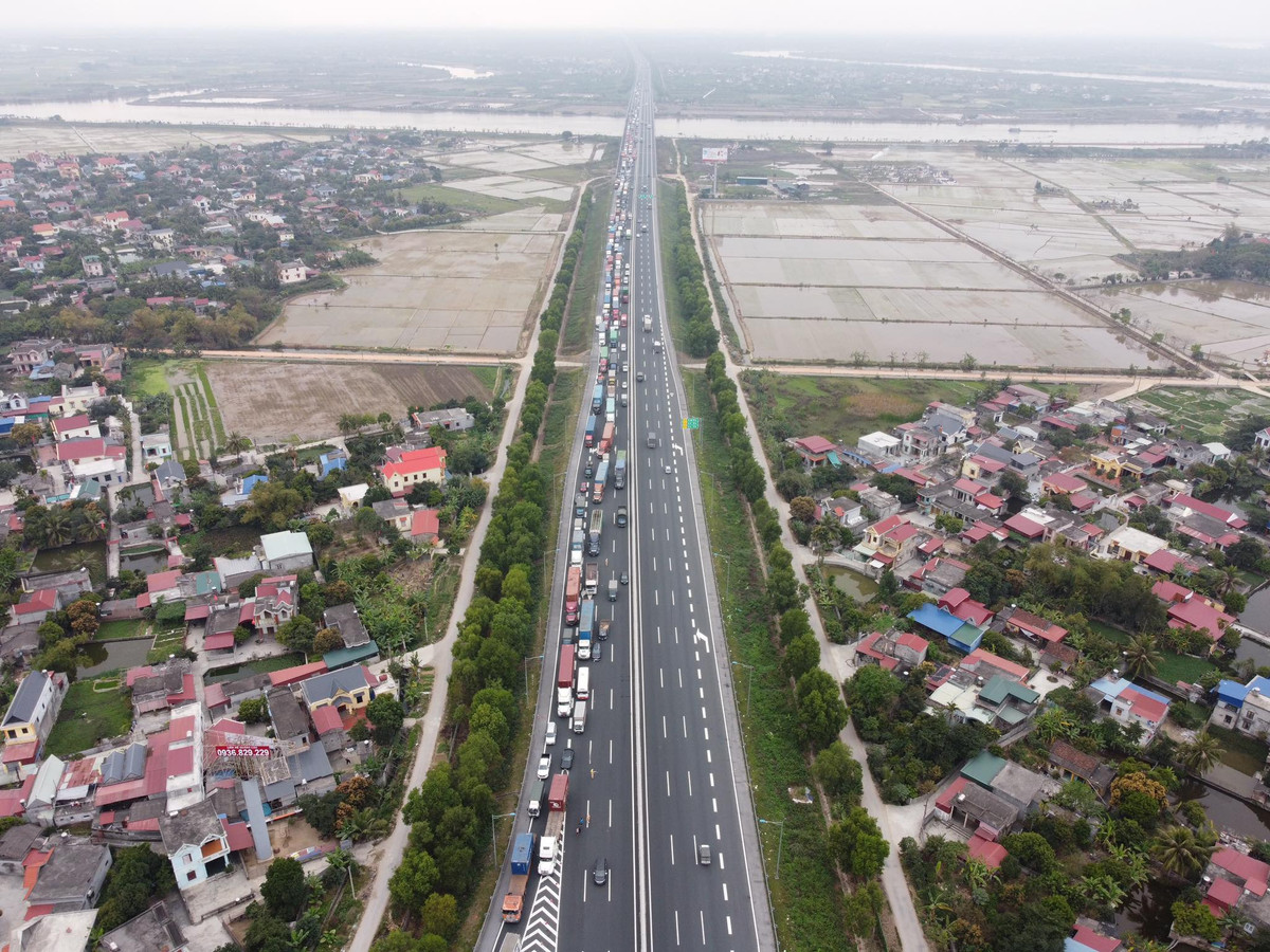 Đại diện BQL cao tốc Hà Nội - Hải Phòng thông tin, từ khi tỉnh Hải Dương giãn cách xã hội toàn tỉnh, lưu lượng xe tải qua trạm thu phí tăng đột biến. Đặc biệt, việc kiểm soát phòng chống COVID-19 người và phương tiện qua chốt là nguyên nhân dẫn đến ùn tắc.