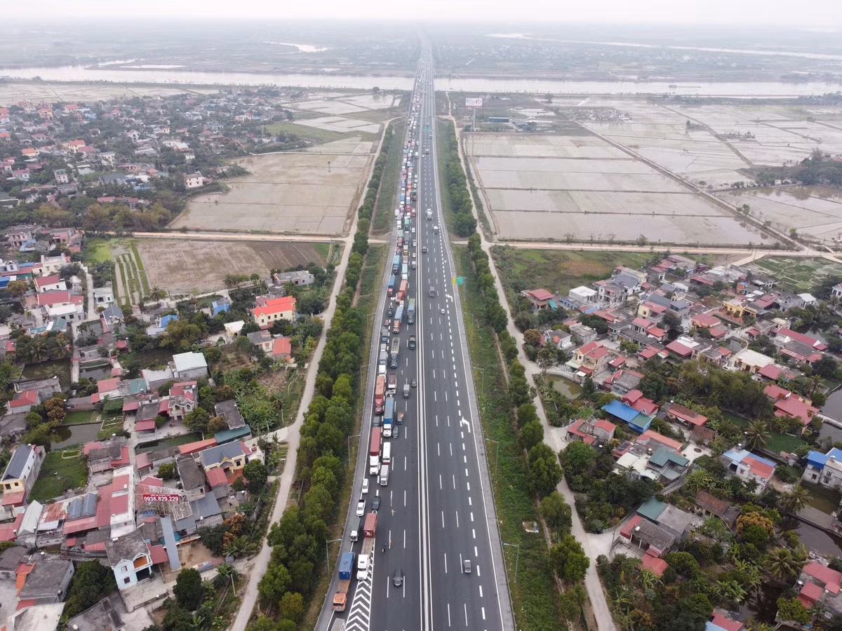 Đại diện BQL cao tốc Hà Nội - Hải Phòng thông tin, từ khi tỉnh Hải Dương giãn cách xã hội toàn tỉnh, lưu lượng xe tải qua trạm thu phí tăng đột biến. Đặc biệt, việc kiểm soát phòng chống COVID-19 người và phương tiện qua chốt là nguyên nhân dẫn đến ùn tắc.