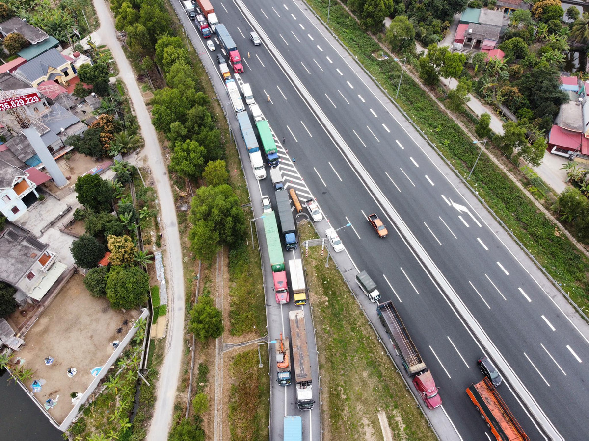 Theo đề nghị của Sở GTVT Hải Dương (sau khi thống nhất với Tổng cục Đường bộ Việt Nam) về việc hạn chế phương tiện qua QL5 cũ và các quốc lộ qua địa bàn từ ngày 15/2, hàng nghìn phương tiện vận tải chuyển hướng lưu thông trên cao tốc Hà Nội - Hải Phòng. Việc này dẫn đến tình trạng quá tải, phương tiện ùn ứ dài hàng km trên cao tốc.