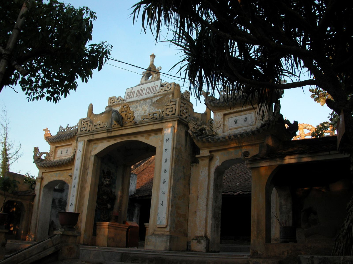 Ngoi den linh thieng o Thanh Hoa dong cua dem giao thua, dan dung bai vong-Hinh-3