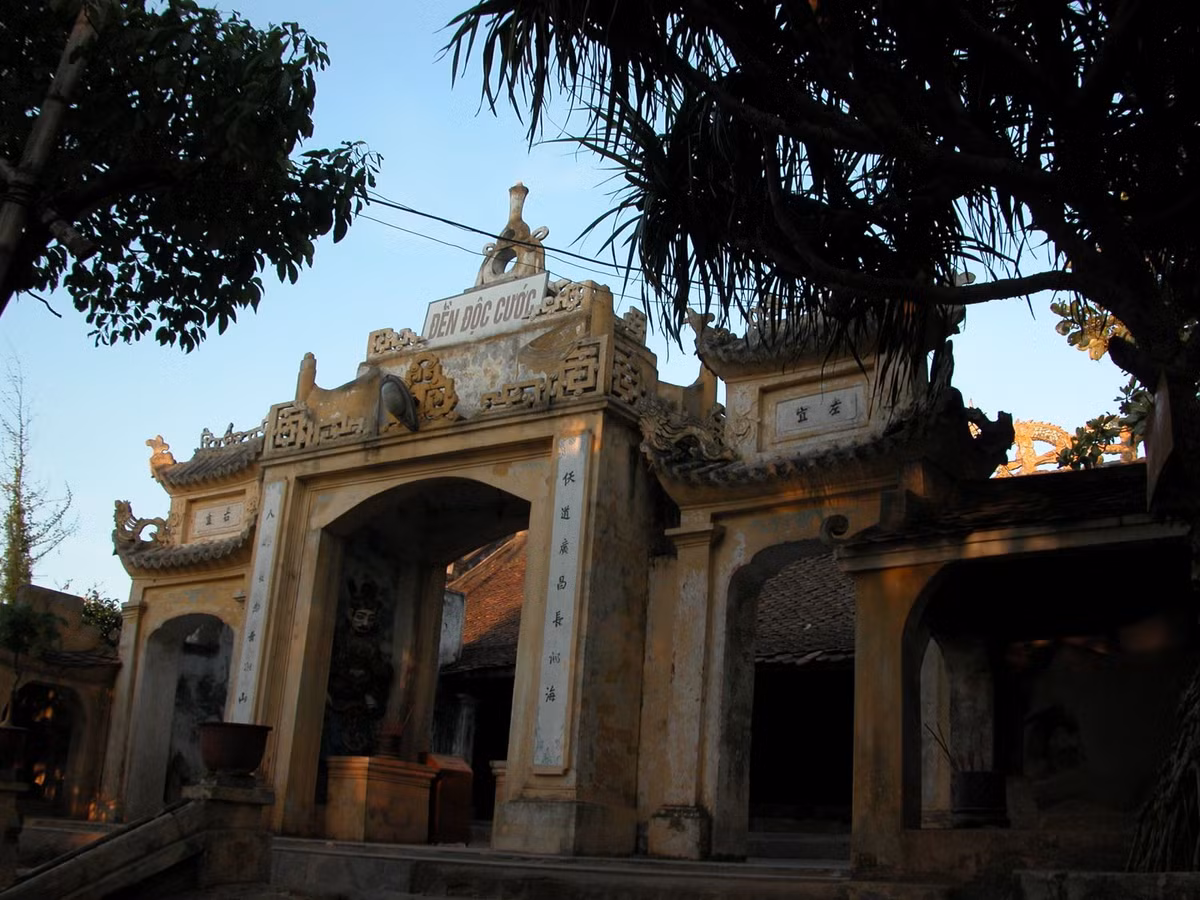 Ngoi den linh thieng o Thanh Hoa dong cua dem giao thua, dan dung bai vong-Hinh-3