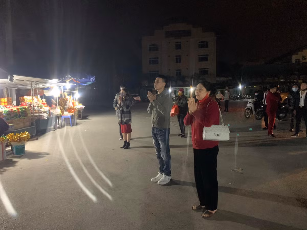 Ngoi den linh thieng o Thanh Hoa dong cua dem giao thua, dan dung bai vong-Hinh-2