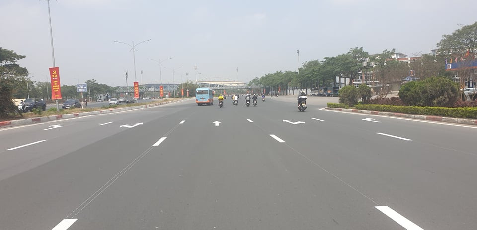 Duong dua F1 xuat hien vach ke duong, nguoi tham gia giao thong boi roi-Hinh-2