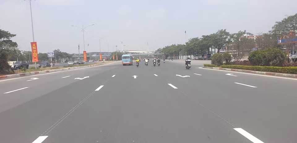 Duong dua F1 xuat hien vach ke duong, nguoi tham gia giao thong boi roi-Hinh-2