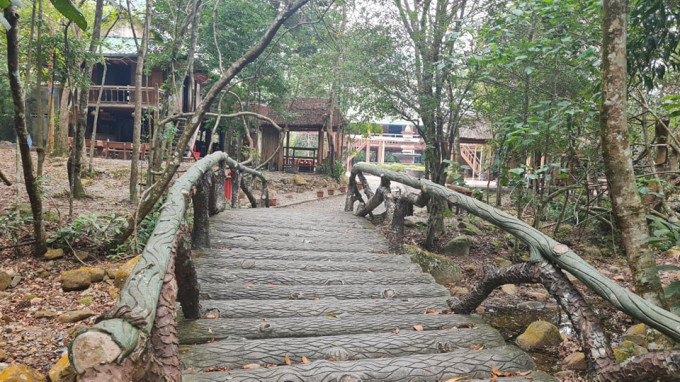 Khu vực nhà sàn Tùng Lâm cũng trở nên tiêu điều, vắng lặng.