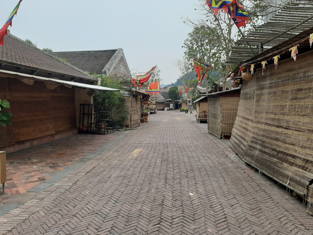 Những tuyến đường trong khuôn viên Trung tâm văn hóa lễ hội dịch vụ Yên Tử không tiếng bước chân.