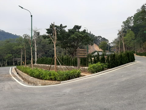 Con đường dẫn vào khu tâm linh không một bóng người. Phương tiện xe điện phục vụ trong khu Yên Tử cũng nằm yên tại chỗ.