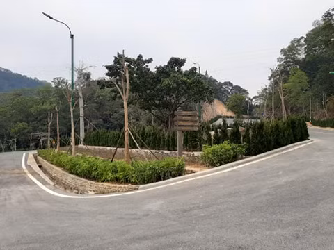 Con đường dẫn vào khu tâm linh không một bóng người. Phương tiện xe điện phục vụ trong khu Yên Tử cũng nằm yên tại chỗ.