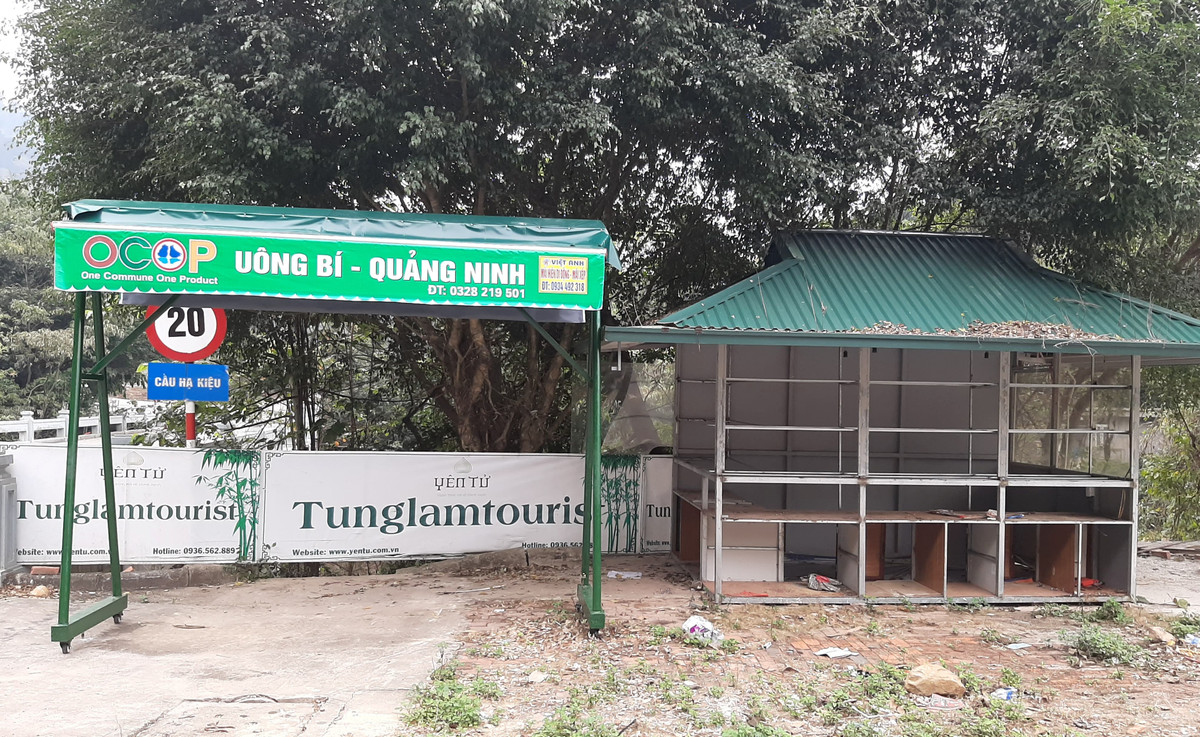 Hàng quán cũng chưa bán hàng do vắng khách. 