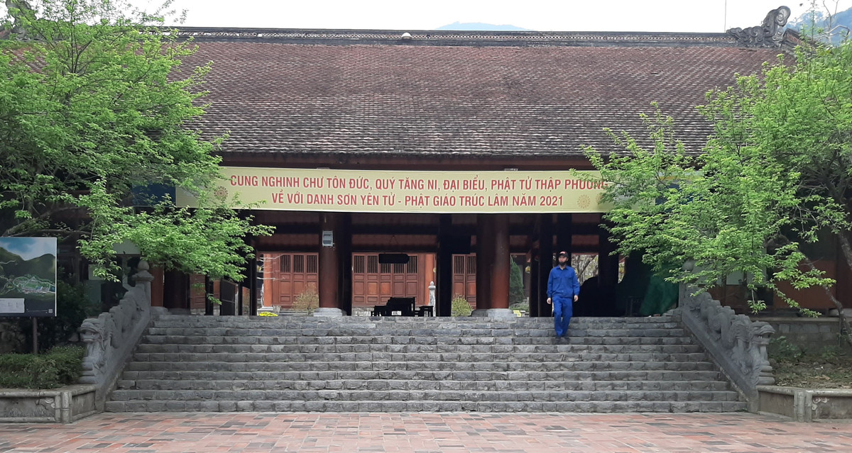 Cáp treo lên Chùa Đồng đã tạm ngừng hoạt động. Nhân viên trực bảo vệ không cho du khách đến gần để bảo đảm an toàn.