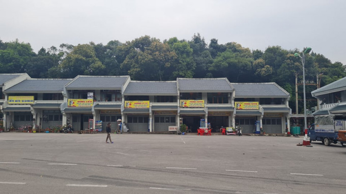 Trao đổi với PV, một cán bộ Ban Quản lý Di tích và rừng Quốc gia Yên Tử, cho biết chùa vẫn đón tiếp du khách. Tuy nhiên, do đang có dịch COVID-19 nên người dân hạn chế đến những nơi đông người. Còn du khách các tỉnh không về được Quảng Ninh nên khu vực Yên Tử rất vắng.