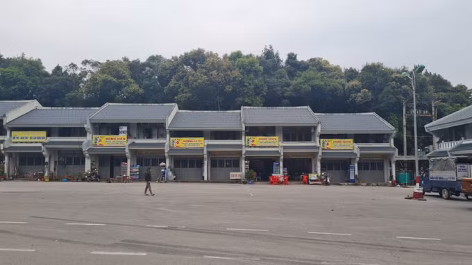 Trao đổi với PV, một cán bộ Ban Quản lý Di tích và rừng Quốc gia Yên Tử, cho biết chùa vẫn đón tiếp du khách. Tuy nhiên, do đang có dịch COVID-19 nên người dân hạn chế đến những nơi đông người. Còn du khách các tỉnh không về được Quảng Ninh nên khu vực Yên Tử rất vắng.