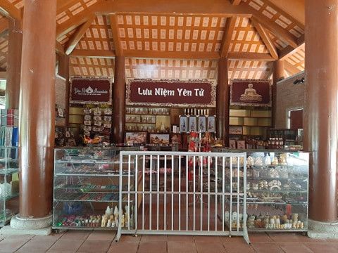 Thậm chí, khu vực bán đồ lưu niệm Yên Tử còn dựng rào, không nhân viên trực bán