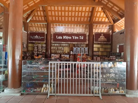 Thậm chí, khu vực bán đồ lưu niệm Yên Tử còn dựng rào, không nhân viên trực bán