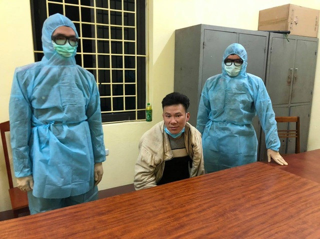 Cho doi tuong truy na ve nha an Tet, cong an mat phuc bat giu