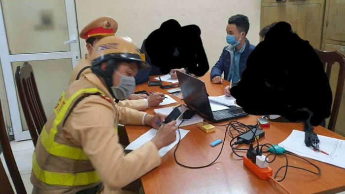 Tổ công tác Đội CSGT số 7 (Hà Nội) đưa Đỗ Khánh Tùng về bàn giao cho công an địa bàn