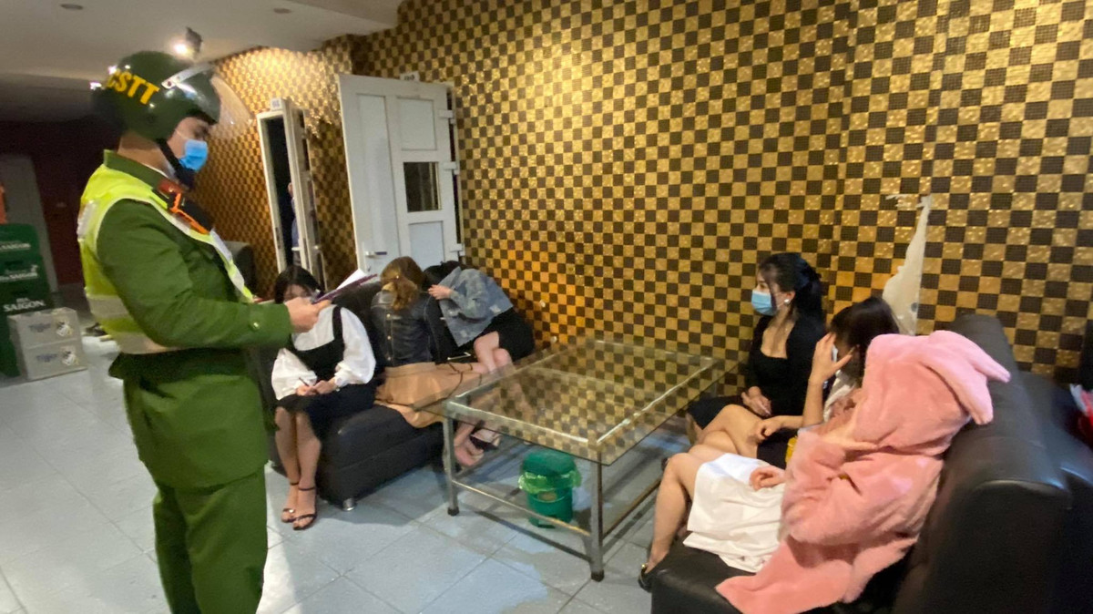 Giua tam dich COVID-19, 6 doi nam nu len lut hat karaoke