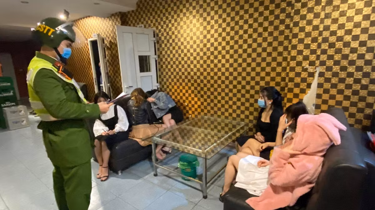 Giua tam dich COVID-19, 6 doi nam nu len lut hat karaoke