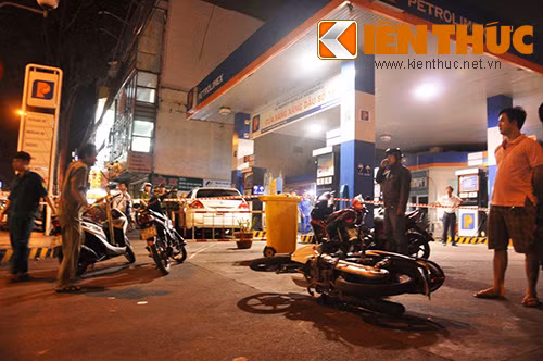 Xe dien dam nguoi o tram xang nhieu nguoi bi thuong hinh anh 3