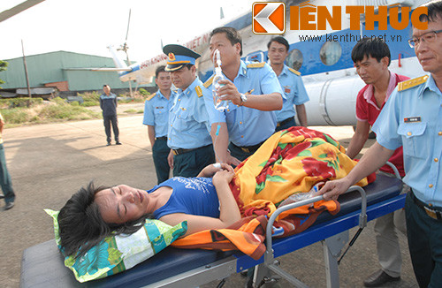 truc thang dua vo linh truong sa di cap cuu hinh anh 3