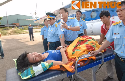 truc thang dua vo linh truong sa di cap cuu hinh anh 3