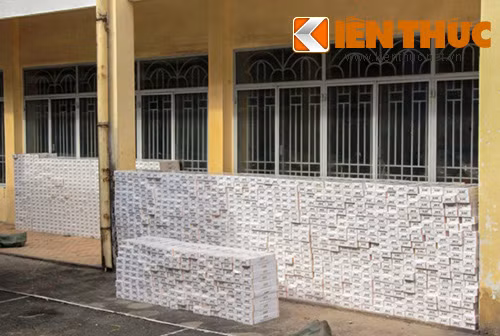 Hơn 16.000 bao thuốc lá lậu bị bắt giữ sáng 23/12.