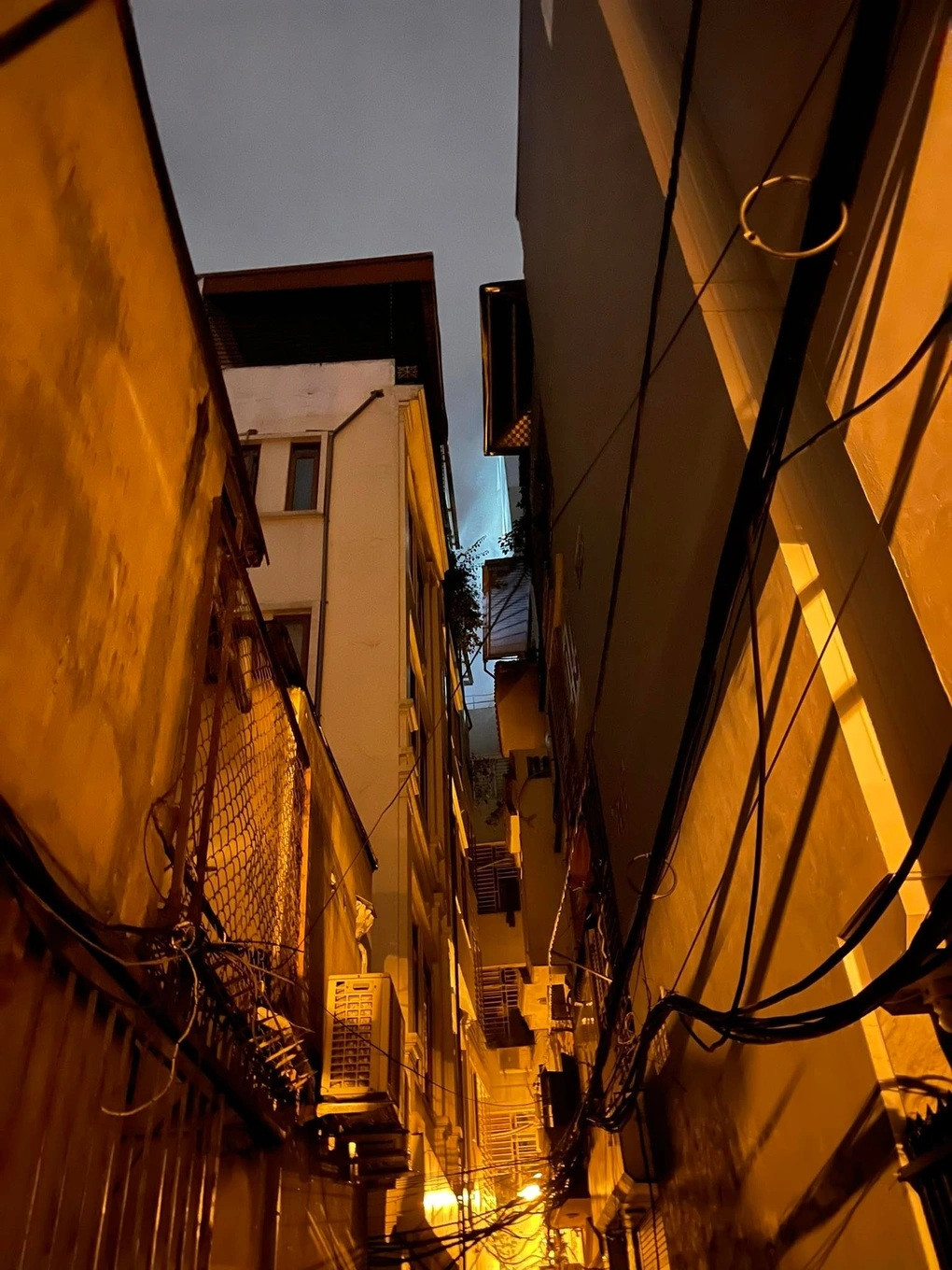 Cháy chung cư mini trong đêm: Nhiều người “liều mạng” nhảy từ tầng cao - Hình 2 Chay chung cu mini trong dem: Nhieu nguoi “lieu mang” nhay tu tang cao-Hinh-2