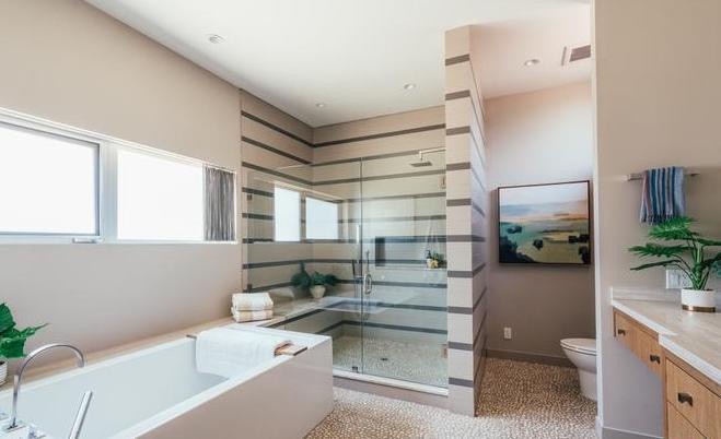 Phòng tắm chính mang tông màu be tinh tế, thanh lịch. Căn phòng được trang bị đầy đủ tiện nghi cao cấp.