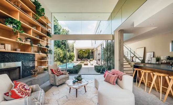 Ngôi nhà được hoàn thiện vào năm 2009. Phòng khách sang trọng, mang phong cách cởi mở với trần nhà cao cùng bức tường kính đem lại sự sáng sủa, thoáng đãng.