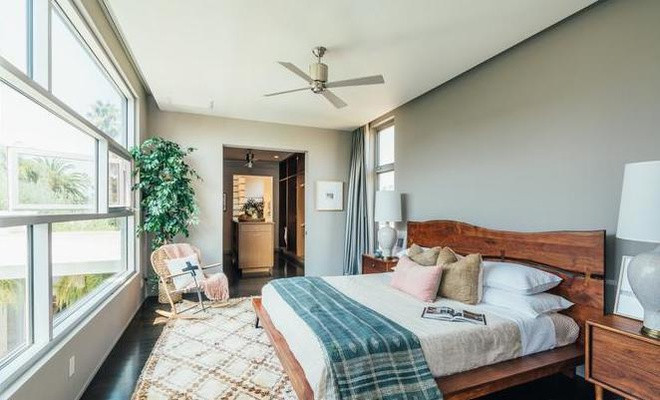 Phòng ngủ chính rộng rãi, trang nhã, tràn ngập ánh sáng tự nhiên, mang những gam màu nhẹ nhàng.