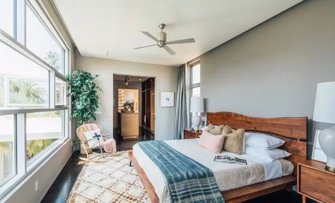 Phòng ngủ chính rộng rãi, trang nhã, tràn ngập ánh sáng tự nhiên, mang những gam màu nhẹ nhàng.