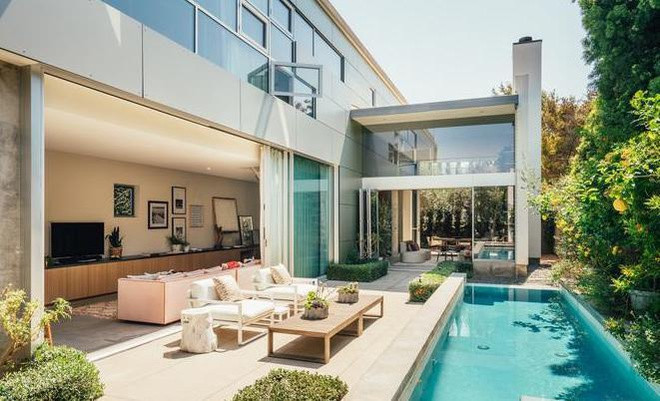 Hồ bơi và không gian thư giãn ngoài trời được hàng cây cao che chắn, qua đó đảm bảo tính riêng tư cho gia chủ.