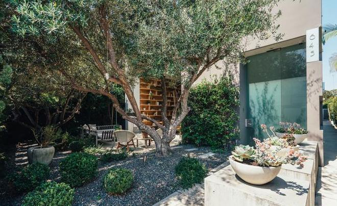 Căn biệt thự được thiết kế theo kiến trúc đương đại, có diện tích khoảng 261 m2 với 2 phòng ngủ và 3 phòng tắm.