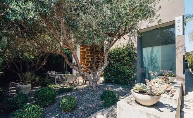 Căn biệt thự được thiết kế theo kiến trúc đương đại, có diện tích khoảng 261 m2 với 2 phòng ngủ và 3 phòng tắm.