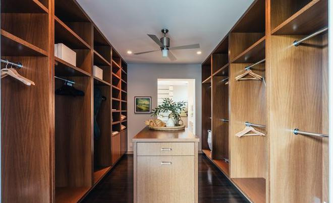 Phòng chứa quần áo là một tiện ích không thể thiếu đối với một ngôi sao giải trí như Emilia Clarke.