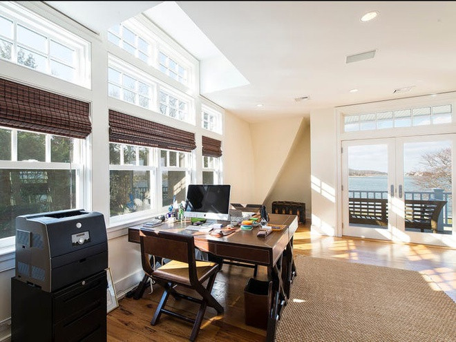 Phòng ăn có không gian thoáng đãng với những ô cửa sổ rộng, giúp đón ánh sáng tự nhiên.