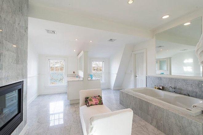 Sáu phòng tắm cùng mang gam màu sáng đồng bộ với nội thất ngôi nhà. Đặc biệt, một phòng tắm có trang bị ghế dài để chủ nhân ngôi nhà thư giãn sau khi tắm.