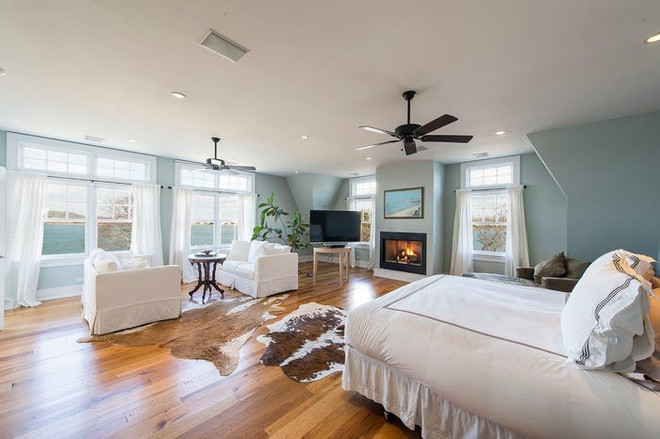 Ngôi nhà có 5 phòng ngủ hướng biển, phong cách trang trí trang nhã, tinh tế với gam màu trắng chủ đạo.