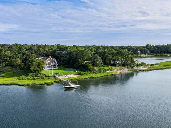 Trong năm nay, rất nhiều người nổi tiếng và giới thượng lưu đến Hamptons để tận hưởng kỳ nghỉ biệt lập, trong lành tại vùng quê. Video: Dân Sài thành ‘tiếc’ biệt thự Pháp bị phá dỡ (Nguồn VTC)