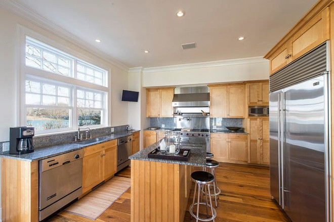 Phòng bếp được trang bị đầy đủ trang thiết bị nhà bếp hiện đại.