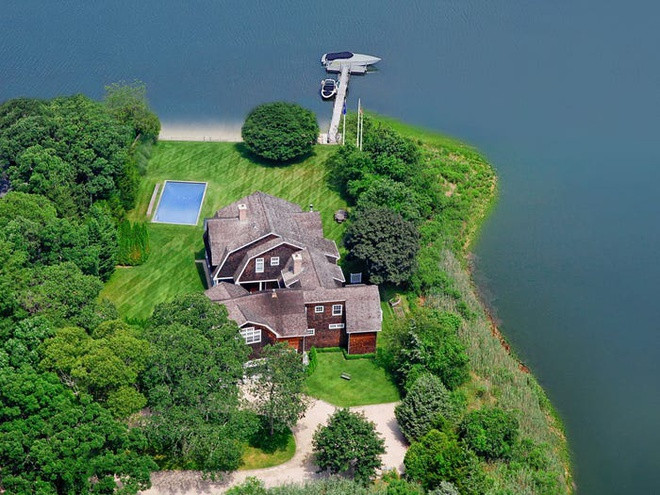 Ngôi nhà nằm trên khu đất có diện tích 2 mẫu Anh (8.093 m2) nhìn ra Cảng Biển Bắc ở Southampton. Biệt thự này còn được trang bị bể bơi nước nóng, bãi biển riêng, sân cỏ và một bến tàu riêng dài 85 m.