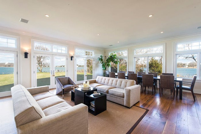 Tầng trệt bên trong căn hộ bao gồm phòng khách mở và phòng ăn rộng rãi.