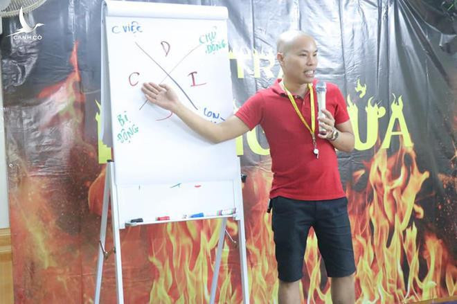 Theo một nguồn tin khác, tháng 4/2018, vợ chồng ông Lê Hoàn đã thế chấp căn hộ thuộc dự án The Coastal Hill – FLC Quy Nhơn tại Ngân hàng TMCP Phát triển TP Hồ Chí Minh cho khoản vay tiêu dùng cá nhân trị giá 2,27 tỷ đồng.